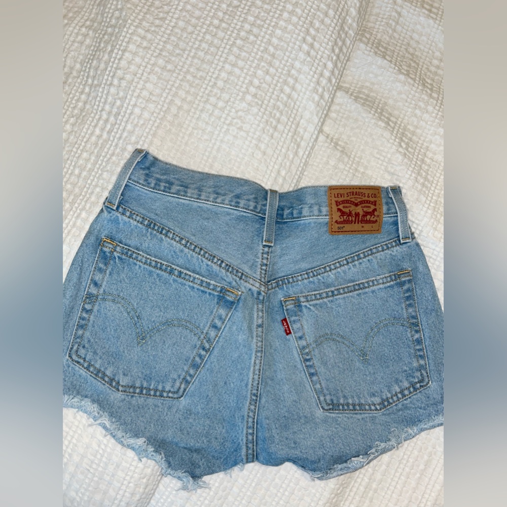 LEVI’s womens 501 light wash shorts mid rise (W25)